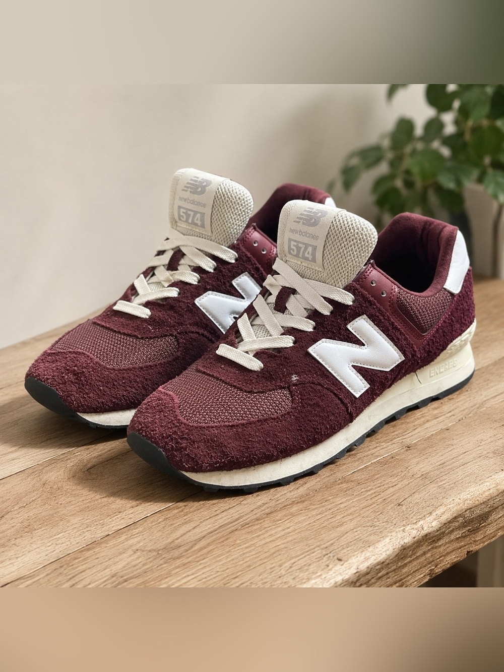 LIKE NEW! Men’s New Balance 574 Burgundy & White Sneakers size 10